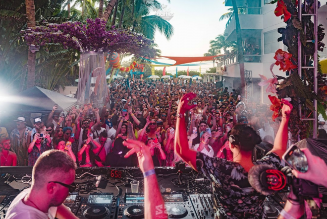 34 insanely amazing snaps from DJ Mag's Miami pool party